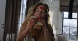 Sydney Sweeney odkrývá děsivá tajemství v traileru na adaptaci bestselleru Pomocnice