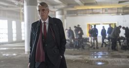 Do pokračování akčňáku Včelař s Jasonem Stathamem se vrátí Jeremy Irons