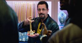 Time Out: Adam Sandler roztočí spirálu lží, když začne rodině tajit, že ho vykopli z práce