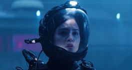 V děsivé sci-fi Ash se hrdinka probudí na neznámé planetě s povražděnou posádkou