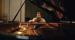 V krimi thrilleru Tuner využívá nadaný ladič klavírů svůj mimořádný sluch k otevírání trezorů