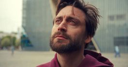 K novým Hunger Games se připojuje Kieran Culkin jako moderátor Caesar Flickerman