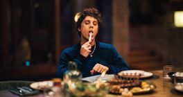 V satirické tragikomedii Rosebush Pruning zavítáme mezi rodinu s temným tajemstvím