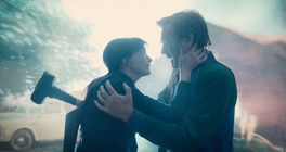 Konec Oak Street: Ewan McGregor a Anne Hathaway míří mezi dinosaury v prvním teaseru