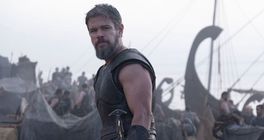 Odysseus vyráží na dlouhou cestu domů v prvním velkolepém traileru k novince od Christophera Nolana