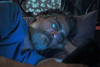 Joaquin Phoenix čelí v traileru na satiru Eddington šílenství pandemie koronaviru