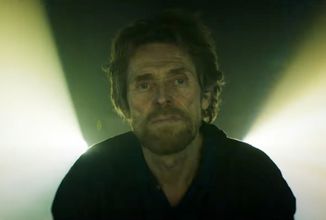 V novém klipu na komorní thriller Inside začne Willemu Dafoeovi šplouchat na maják