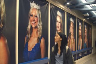 V satirickém filmu Slanted se hrdinka nechá předělat na bělošku, aby se stala královnou maturáku