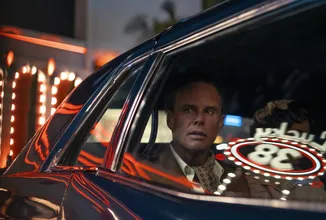 Cooper Howard v Las Vegas a Norm na fotkách z druhé řady seriálového Falloutu
