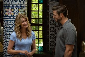 Laura Dern a Liam Hemsworth laškují v romanťárně od scenáristky filmu Erin Brockovich