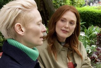 V Benátkách vítězný film Pedra Almodóvara s Tildou Swinton a Julianne Moore v novém traileru