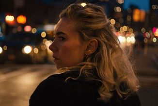 Mladá žena z neznámého důvodu dočista ztratí paměť v nočním New Yorku 