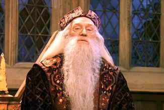 Fotky z natáčení seriálového Harryho Pottera odhalují podobu nového Brumbála