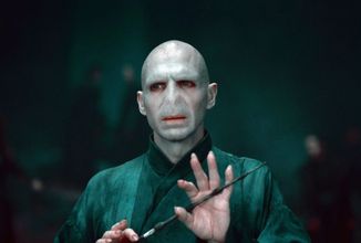 Ralph Fiennes se opět veřejně zastal J. K. Rowling