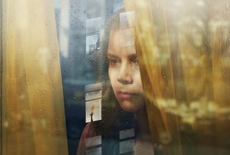 Mysteriózní drama Žena v okně udělá z Amy Adams úzkostnou svědkyni brutální vraždy