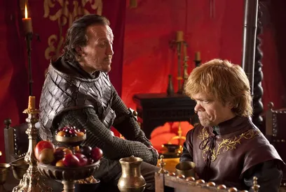 Jerome Flynn a Peter Dinklage se po Hře o trůny znovu setkají ve druhé řadě Vetřelce: Země