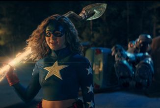 Stargirl vo finálnom traileri priamo od DC ukazuje všetky postavy a príbeh