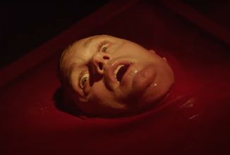 V mysteriózním thrilleru Infinity Pool nechá Alexander Skarsgård zemřít svou přesnou kopii