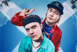 V režijním debutu Jamese McAvoye se dva skotští maníci začnou vydávat za americké rappery