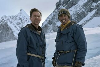 Tom Hiddleston se vydá na vrchol Mount Everestu, novinka Tenzing má venku první teaser