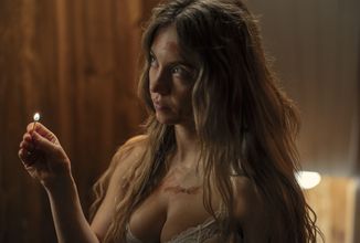 Finální trailer k filmu Pomocnice láká na divoký střet Sydney Sweeney a Amandy Seyfried