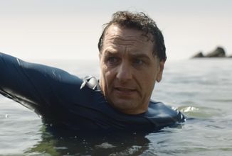 Mořská ježibaba a další hrůzy v novém traileru k hororové sérii Widow's Bay