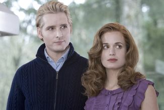 Komedie Eternally Yours sleduje upíří manžele, kteří se musí smířit s tím, že jejich dcera randí se smrtelníkem