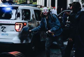 Muž v maske Jokera vyhodil do vzduchu policajné auto