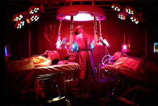 Režisér filmové série Saw přináší horor o chirurgovi, který to brutálně spočítá dvěma podvodnicím