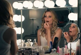 Skincare: Elizabeth Banks se jako slavná kosmetička snaží zjistit, kdo chce zničit její život