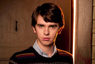 Freddie Highmore si ve francouzském detektivním seriálu zahraje Edgara Allana Poea