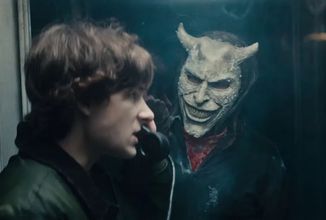 Vrahoun Ethan Hawke se vrací v prvním traileru na pokračování hororu Černý telefon