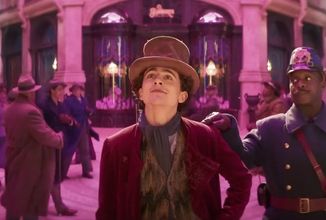 Mladý Willy Wonka ohromuje davy svými čokoládovými dobrotami v novém traileru