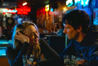 The Sun Never Sets: Dakota Fanning uvízne v chaotickém milostném trojúhelníku