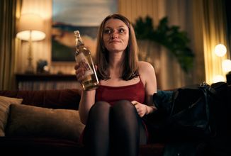 V komedii One More Shot se bude Emily Browning vracet zpět v čase popíjením tequily