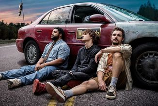 V komedii Idiots se dva zoufalci vydají na divokou jízdu se zazobaným mladíkem