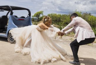 V akční komedii Shotgun Wedding se svatba Jennifer Lopez zvrhne v boj o holý život
