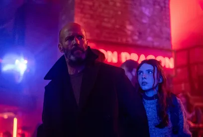 V úkrytu: Jason Statham se jako bývalý zabiják s temnou minulostí stává ochráncem mladé dívky