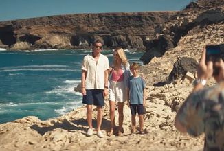 Ve chváleném thrilleru Ostrovy narazí učitel tenisu na turistku, která převrátí jeho život naruby