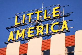 Apple TV+ spustí tenhle měsíc nový seriál s názvem Little America