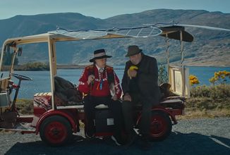 V komedii The Three Urns se Ciarán Hinds vydá na cestu před Irsko s popelem své ženy