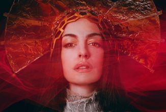 V temně poetickém hudebním filmu Mother Mary se z Anne Hathaway stane popová ikona