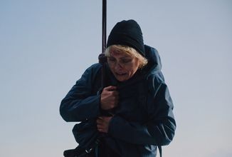 V survival thrilleru Zip Wire uvízne hlavní hrdinka na lanové dráze vysoko nad zemí