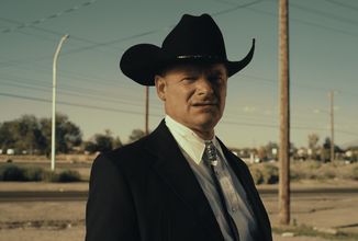 V krimi komedii LaRoy, Texas dostane obyčejný majitel železářství za úkol, aby někoho zabil