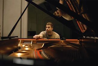 V krimi thrilleru Tuner využívá nadaný ladič klavírů svůj mimořádný sluch k otevírání trezorů