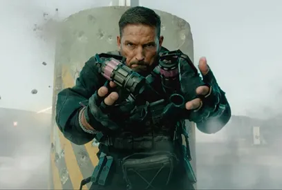 V akčňáku Ghost Soldier vyhlásí Jim Caviezel válku korporátním zmetkům