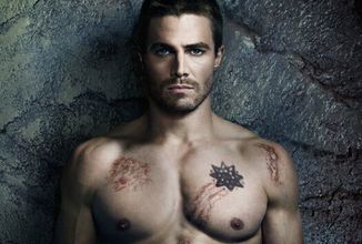 Stephen Amell se připojuje k rebootu Pobřežní hlídky, zahraje si Hobieho Buchannona