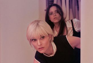 V nové černé komedii Natalie Portman předstírá, že nabodnutá mrtvola je umělecké dílo