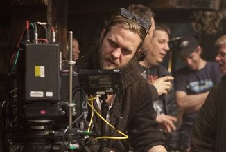 Režisér, který prošustroval miliony od Netflix na drogy, chlast a chlebíčky zná svůj trest