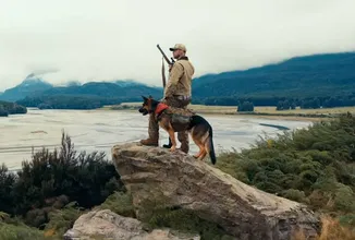 Brad Pitt a jeho pes se ocitnou uprostřed nelítostné aljašské divočiny, venku je nový trailer